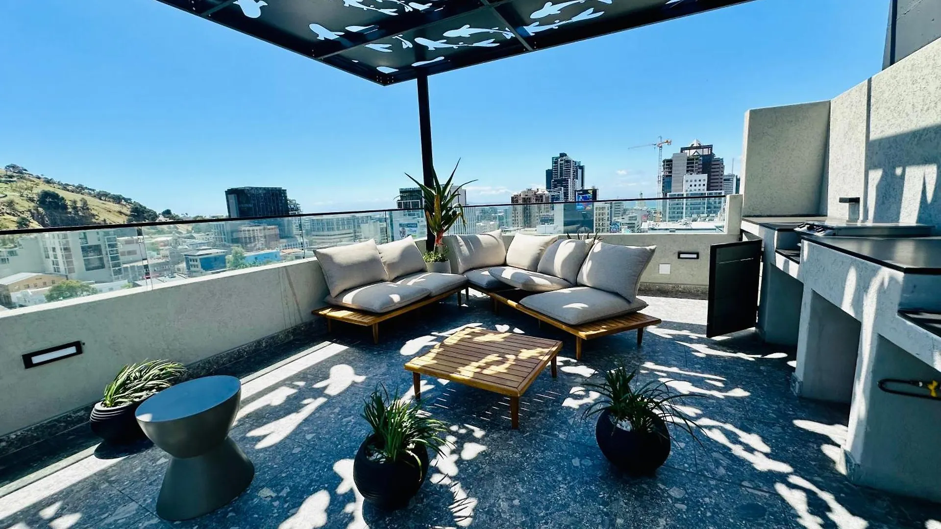 Tokyo Apartments - Luxury Family Studio With Balcony Cape Town