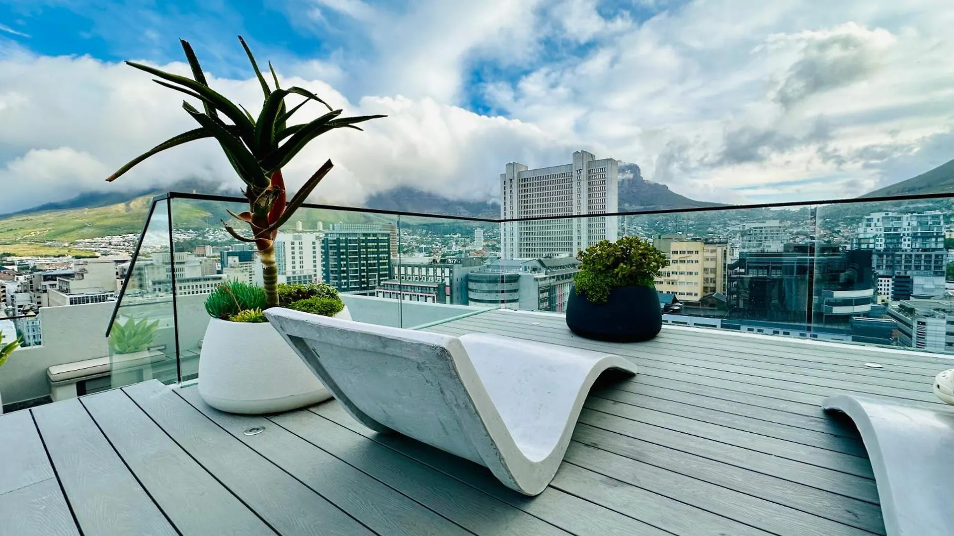 Tokyo Apartments - Luxury Family Studio With Balcony Cape Town